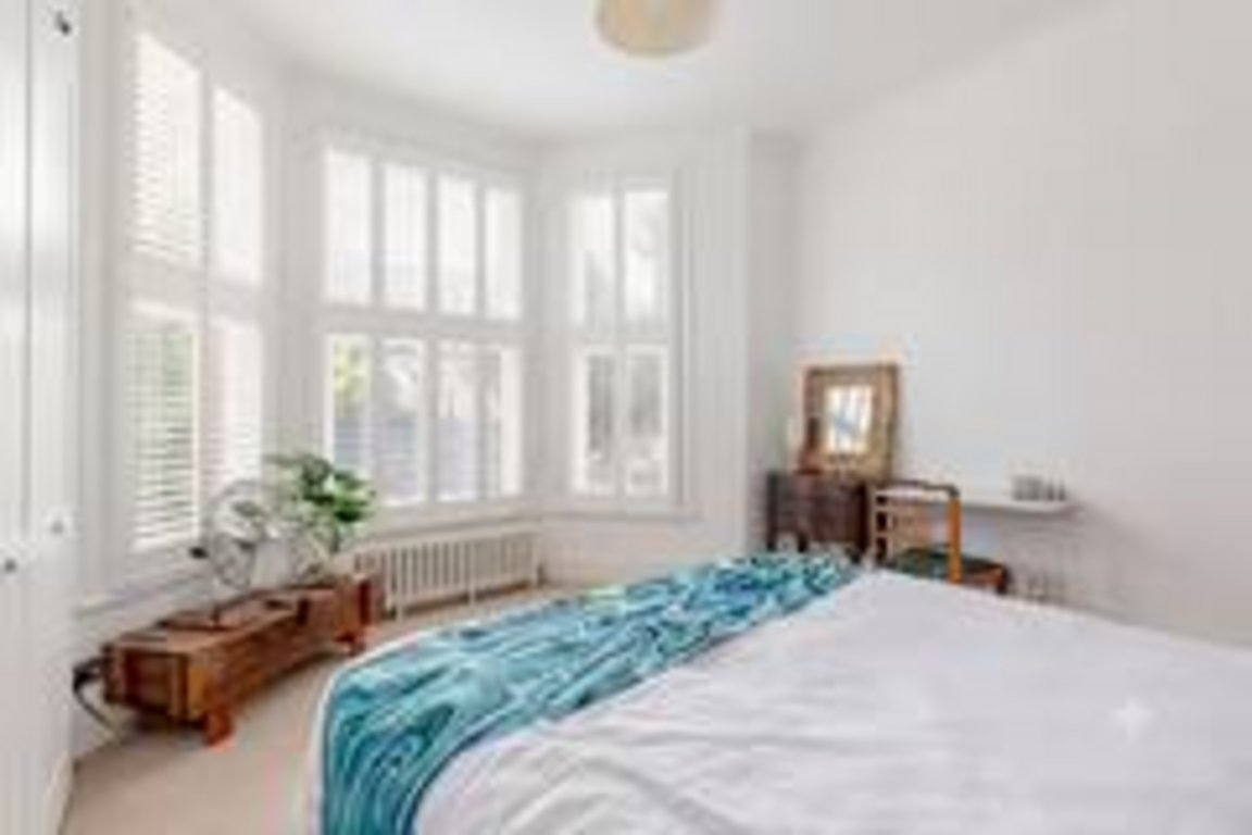 Uxbridge Road Flat photo 5